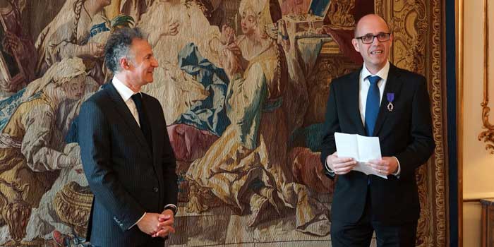 Prorektor Henrik Wegener (th.) får overrakt de Akademiske Palmer af den franske ambassadør. Foto: Den Franske Ambassade
