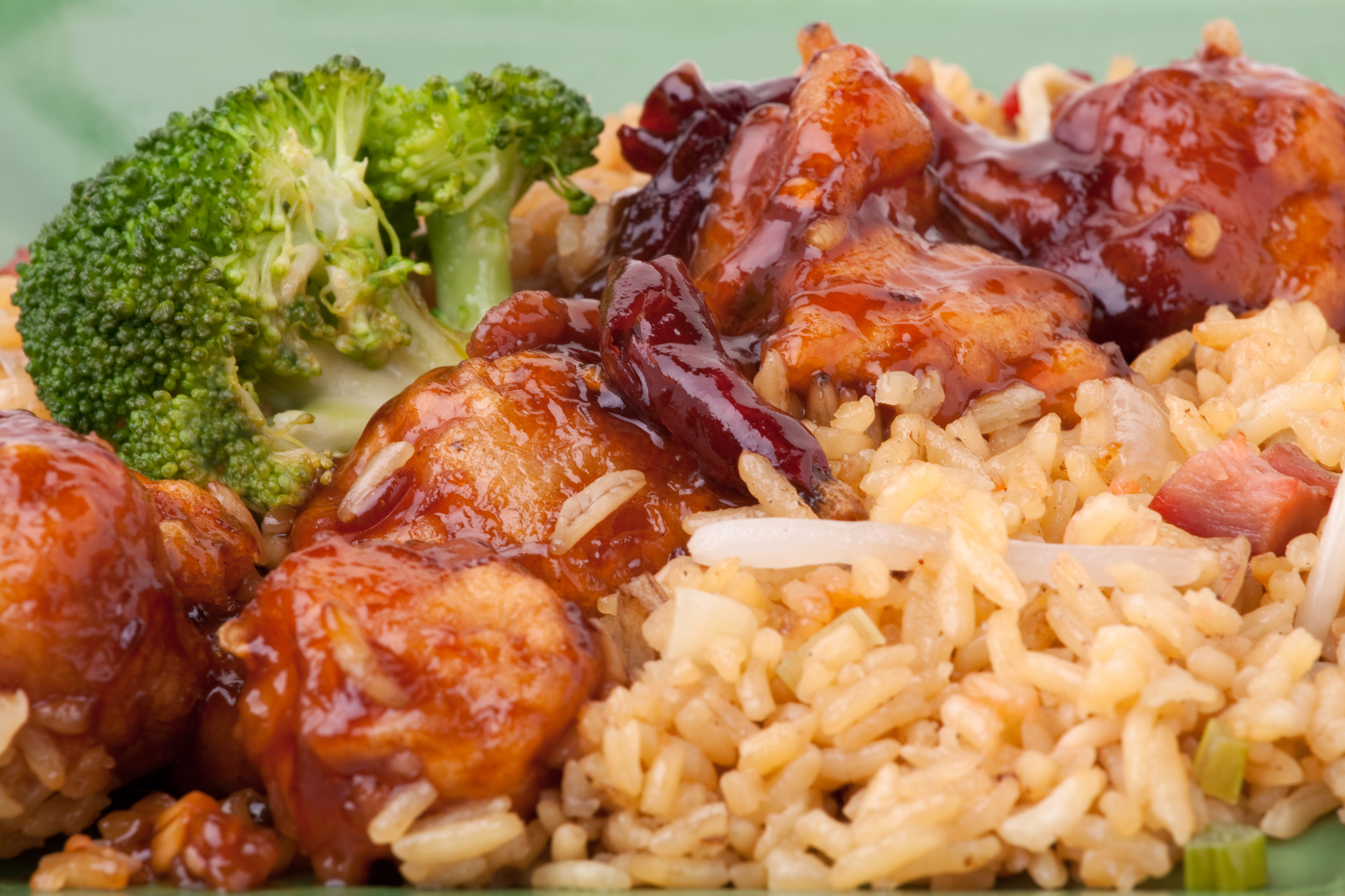 DK: Kylling, broccoli og svinekød. Foto: Colourbox.dk | EN: Chicken, broccoli and pork. Photo: Colourbox.dk