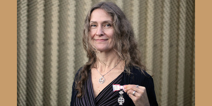 Professor Tine Rask Licht med det Ridderkors, hun modtog i efteråret 2020. Foto: Jesper Scheel