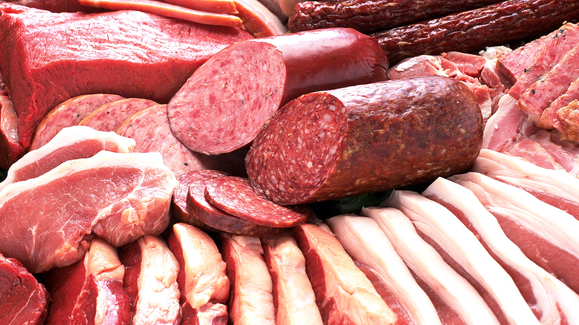 foto af forskellige typer af kød, herunder spegepølse, koteletter og oksekød