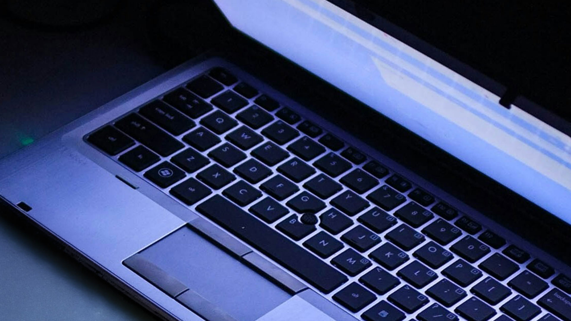Foto af laptop i lilla lys
