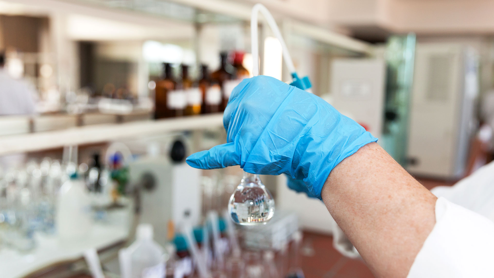 EFSA undersøger mulige sundhedsrisici ved mikro- og nanoplast i fødevarer, vand og luft. Foto: Colourbox.