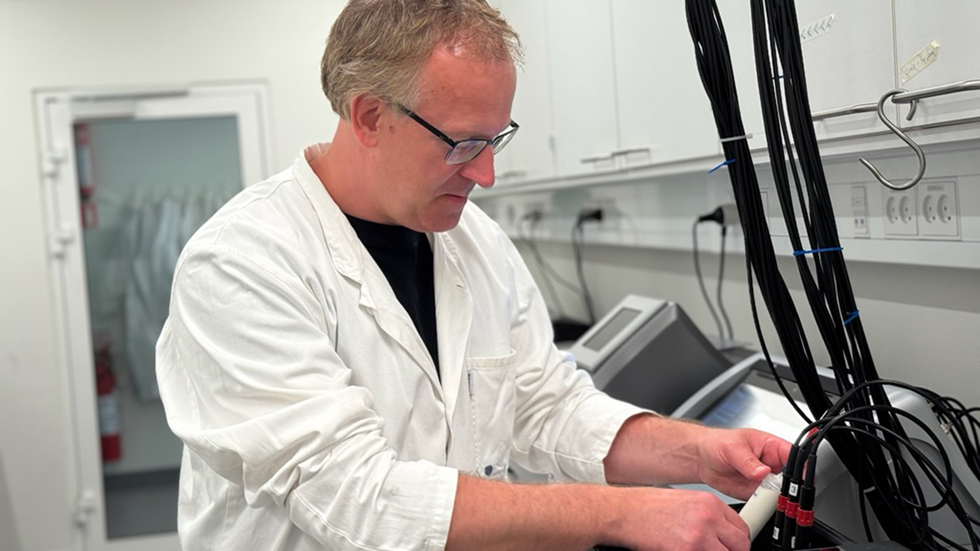 Lektor Christian Solem tester yoghurt i laboratoriet på DTU Fødevareinstituttet