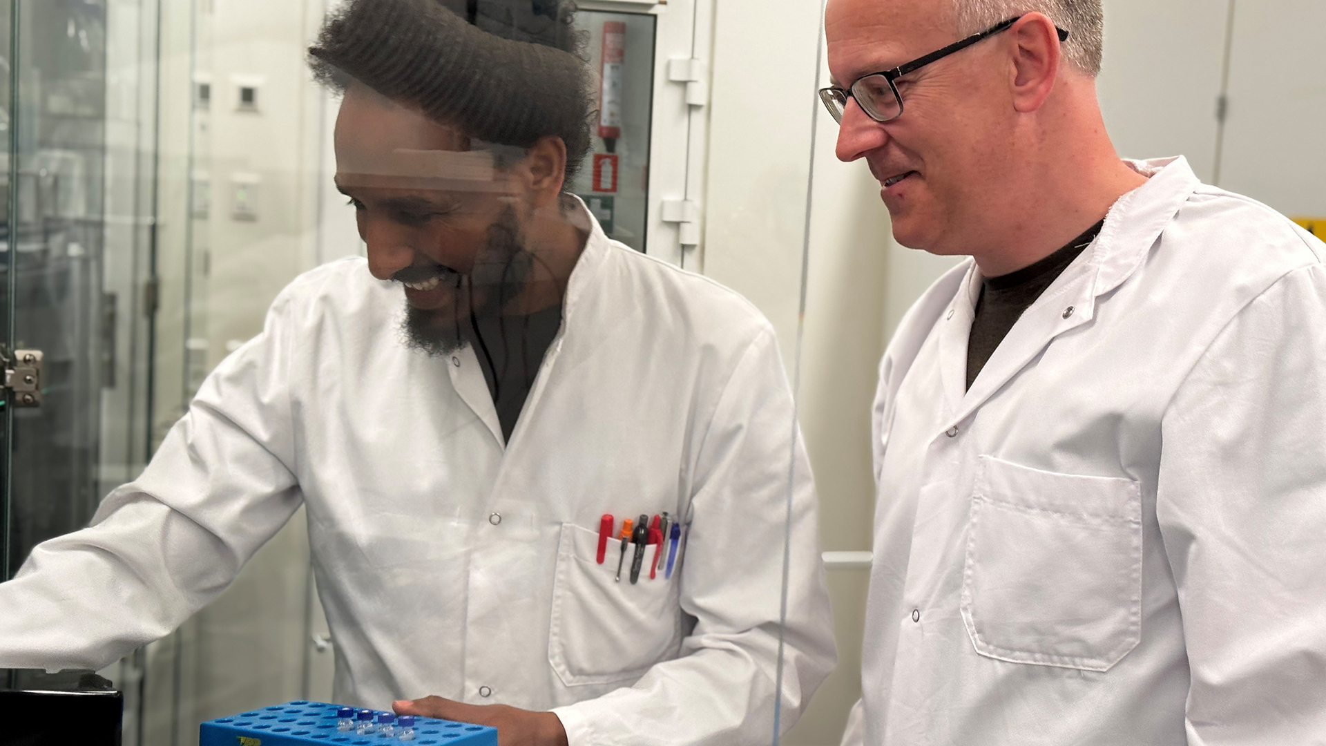 Forskerne Belay Tilahun Tadesse og Christian Solem ved HPLC-systemet i DTU Fødevareinstituttet