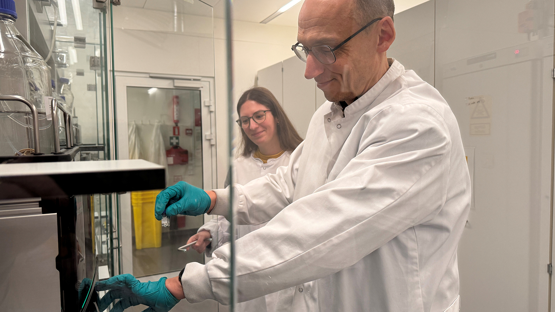 Claus Heiner Bang Berthelsen og Manca Vertot i lab på DTU FOOD
