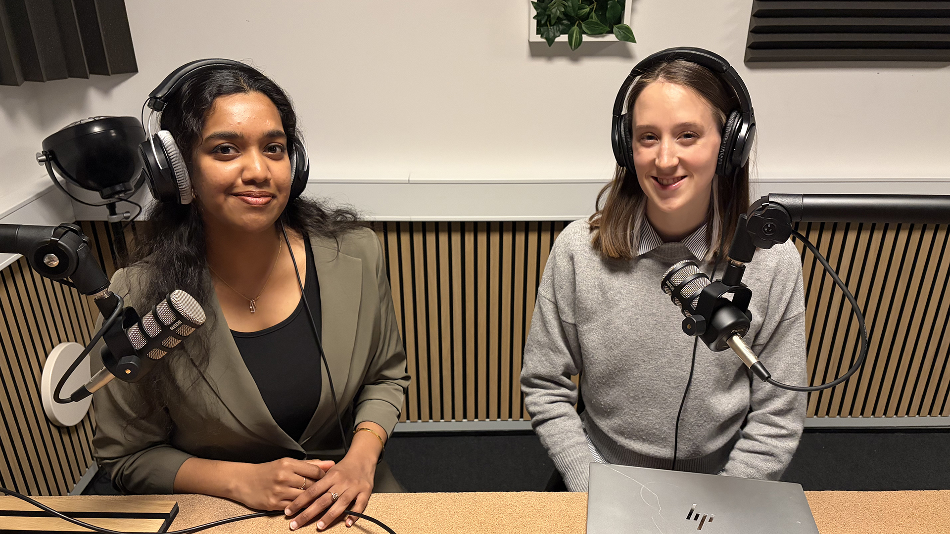 Podcastværter Zefi Jeyakumar og Ella Jongebreur i studiet på DTU