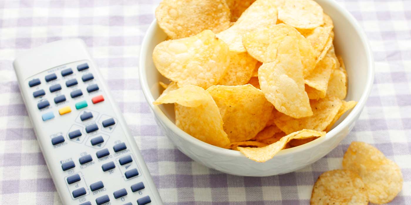 DK: Fjernbetjening og chips. Foto: Colourbox | EN: Remote control and chips. Photo: Colourbox