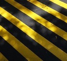 DK: Industriel stribet vejadvarsel med gul-sort mønster. Foto: Colourbox.dk | EN: Industrial striped road warning withyellow-black pattern. Photo: Colourbox.dk